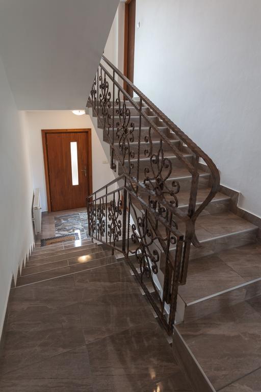 Breza Guesthouse Слунь Екстер'єр фото